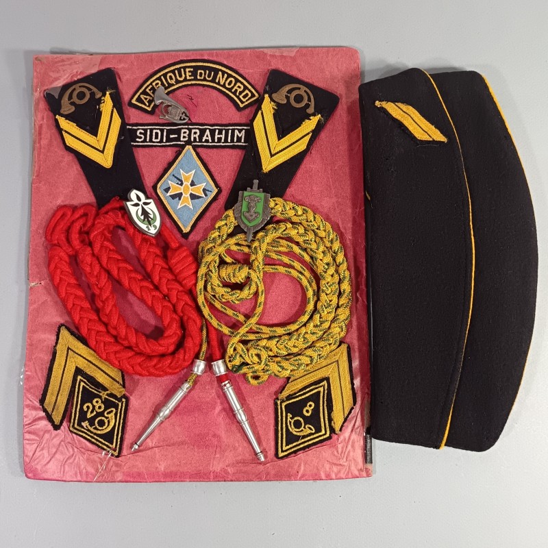ENSEMBLE D'UN ANCIEN SERGENT DES CHASSEURS ALPINS FOURRAGERES CALOT INSIGNE EPAULETTES BANDES DE BRAS